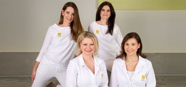 Andrea Wiesinger (medizinische Kosmetikerin), Dr. Sibylle Wichlas, Anca Saitan (medizinische Kosmetikerin), Prof. Dr. Tamara Kopp 1. Reihe v.l: Dr. Sibylle Wichlas, Univ. Prof. Dr. Tamara Kopp 2. Reihe v.l.: Andrea Wiesinger (medizinische Kosmetikerin), , Anca Saitan (medizinische Kosmetikerin)