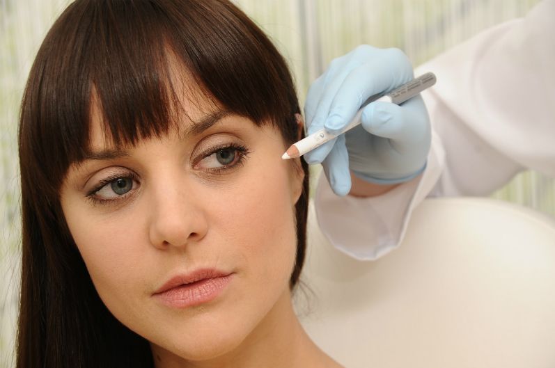 Schöne Frau bei JUVENIS in Behandlung Frauen mit schönen Augen