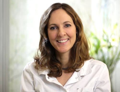 OÄ Dr. Christine Bangert informiert in einem Video über Insektengiftallergie