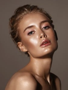 Schöne Frau mit glänzendem Make up