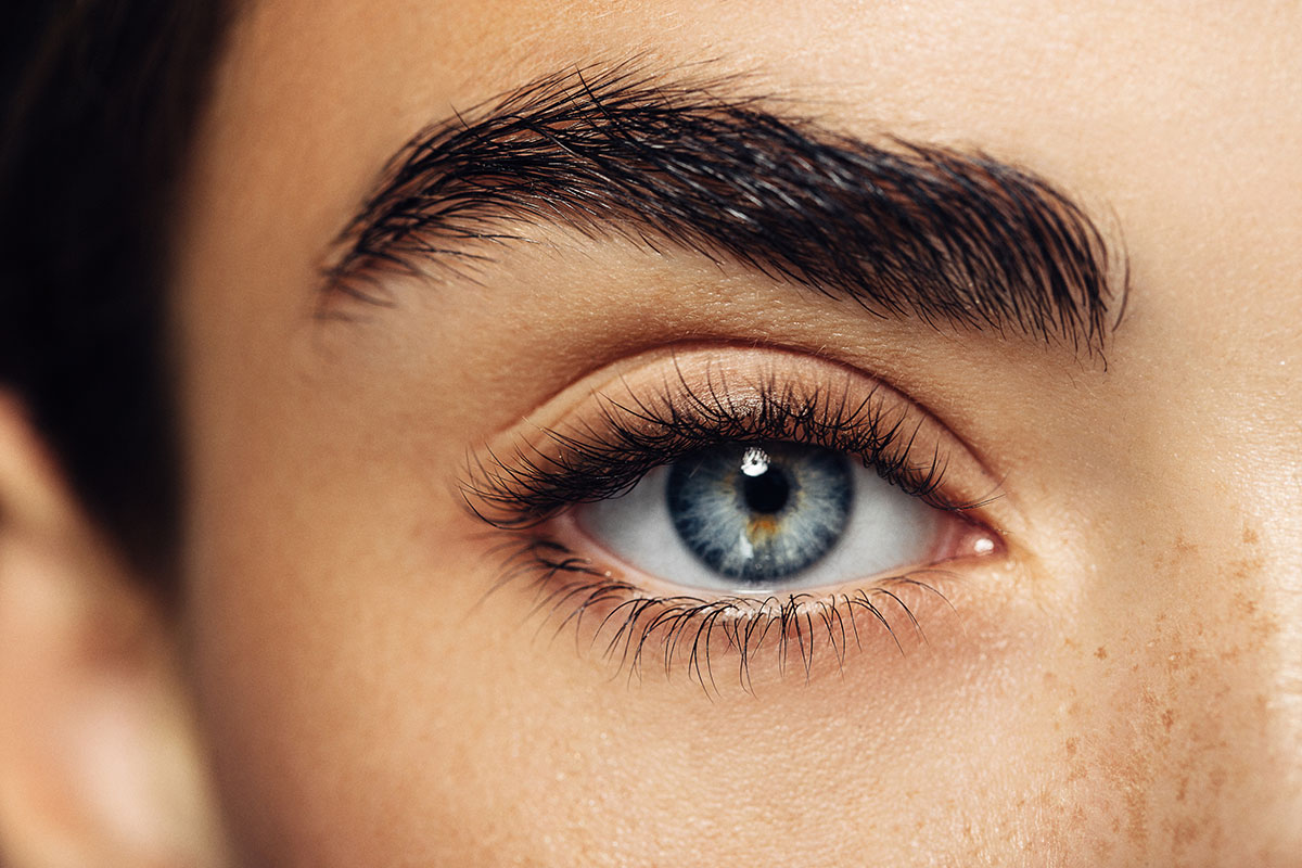 Frau mit schönen Augen: Behandlung gegen Augenringe bei JUVENIS