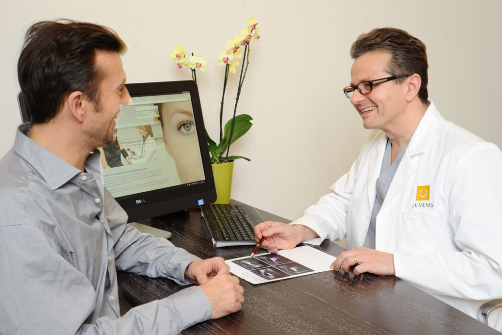 Beratung bei Dr. Christoph Kopp von JUVENIS Person with excess weight on scales