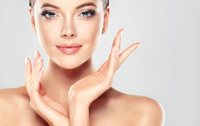 Frau mit glatter, schöner Haut: Ready to go Facial bei JUVENIS